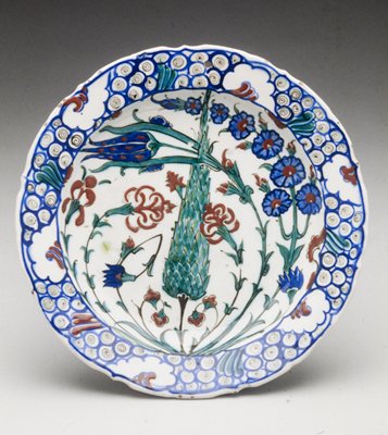 Dokumentasi “Plate”; Iznik ware Slip-coated earthenware with blue, red and green pigments under a clear glaze,. Minneapolis Institute of Art.