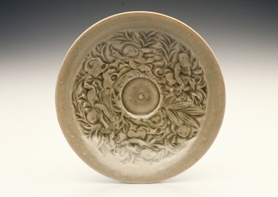 Dokumentasi “Plate”; Porcelaneous stoneware with moulded decor under a celadon glaze, Yaozhou ware. Minneapolis Institute of Art.