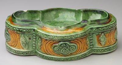 Dokumentasi “Brushwasher”; Stoneware with moulded decor under green and amber glaze. Minneapolis Institute of Art.