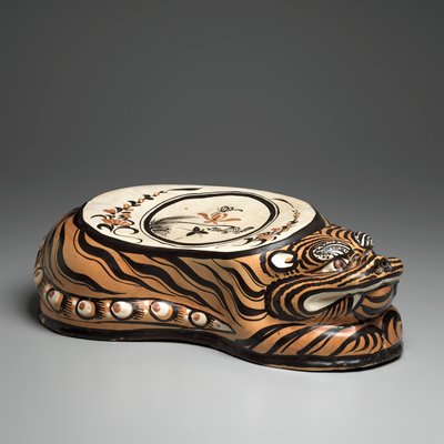 Dokumentasi “Tiger Pillow”; Cizhou ware Stoneware with black and tan glaze over a white slip under a clear glaze. Minneapolis Institute of Art.