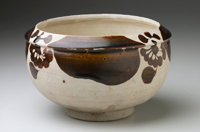 Dokumentasi “Bowl”; Huangbaozhen ware Stoneware with floral décor in brown glaze on light white slip. Minneapolis Institute of Art.