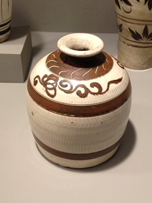Dokumentasi “Beehive-shaped Vase”; Cizhou ware Stoneware with incised decor under a white slip with painted iron brown design under a clear glaze. Minneapolis Institute of Art.