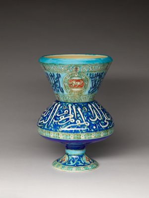 Dokumentasi “Vase in the form of a mosque lamp”; Tin-glazed earthenware. Minneapolis Institute of Art.
