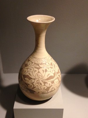 Dokumentasi “Bottle Vase”; Cizhou type ware Stoneware with carved slip decoration under clear glaze. Minneapolis Institute of Art.