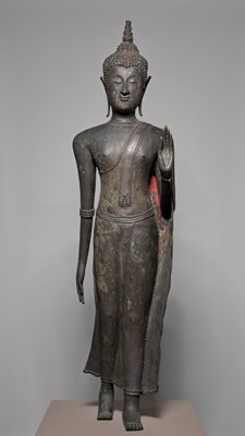 Dokumentasi “Walking Shakyamuni Buddha”; Bronze with traces of pigment. Minneapolis Institute of Art.