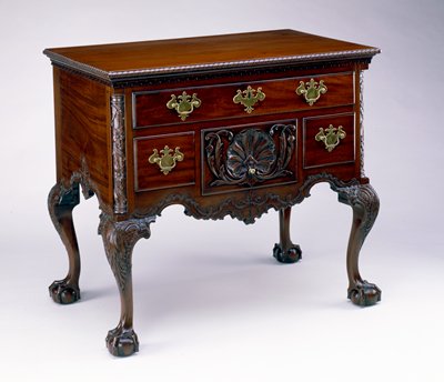 Dokumentasi “Dressing table”; Mahogany, white pine, and brass (handles). Minneapolis Institute of Art.