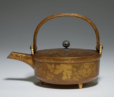 Dokumentasi “Ewer with vines and peonies (katakuchi)”; Black lacquer with sprinkled gold. Minneapolis Institute of Art.