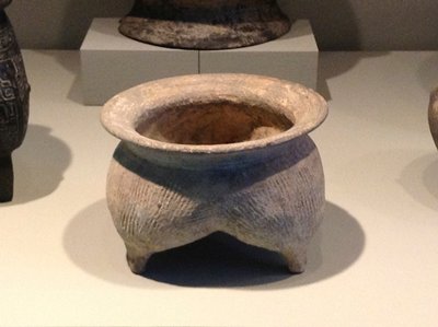 Dokumentasi “Li tripod”; Earthenware with cord markings. Minneapolis Institute of Art.