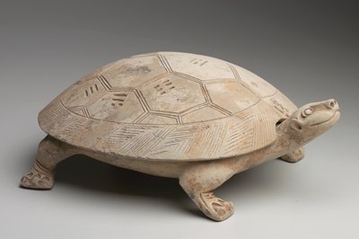 Dokumentasi “Ink tablet in the form of a turtle”; Earthenware with modeled and incised decor including the Eight Trigrams of the I-Ching (The Book of Changes). Minneapolis Institute of Art.
