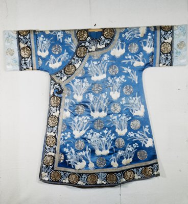 Dokumentasi “Manchu Woman's Unofficial Informal Court Robe”; Embroidered satin. Minneapolis Institute of Art.
