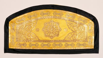 Dokumentasi “Lamaist chair back cushion cover”; Satin and velvet with gold-leaf appliqué, needlework. Minneapolis Institute of Art.