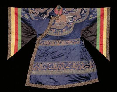Dokumentasi “Formal court robe altered for Lamaist ritual dance”; Silk brocade and damask. Minneapolis Institute of Art.