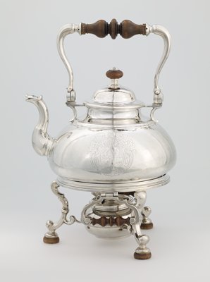 Dokumentasi “Tea kettle with warming stand”; Silver, wood. Minneapolis Institute of Art.