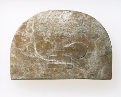Dokumentasi “Ornament decorated with human and beast masks”; Calcified tan-gray jade. Minneapolis Institute of Art.