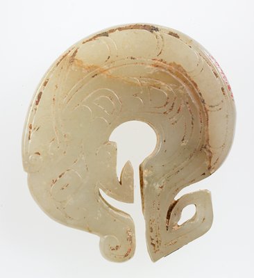 Dokumentasi “Dragon pendant”; Translucent white-gray jade. Minneapolis Institute of Art.