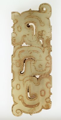 Dokumentasi “Pendant in the form of a man flanked by a pair of dragons”; Pale green translucent jade. Minneapolis Institute of Art.