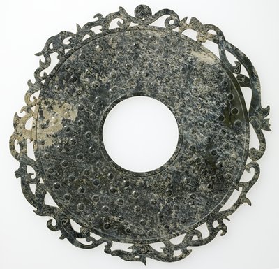 Dokumentasi “Bi disc”; Gray-green mottled nephrite (jade). Minneapolis Institute of Art.