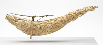 Dokumentasi “Powder flask”; Ivory with opaque color and silver fittings. Minneapolis Institute of Art.