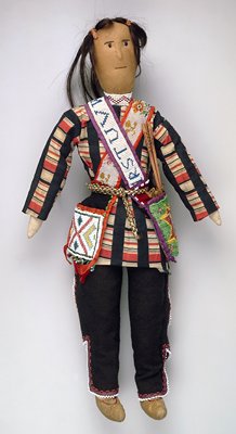 Dokumentasi “Doll”; Cloth, leather, beads, hair. Minneapolis Institute of Art.