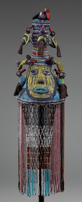 Dokumentasi “Crown”; Glass beads, leather, canvas, wicker. Minneapolis Institute of Art.