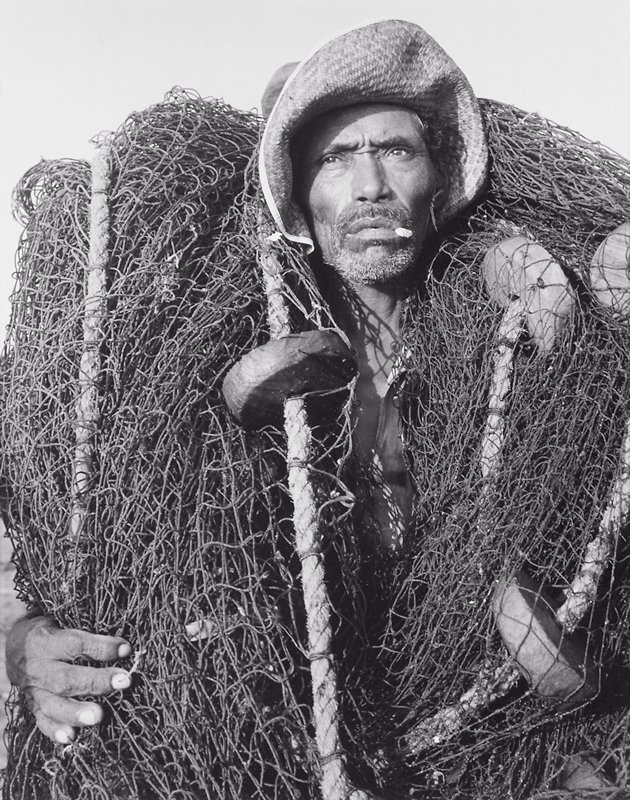 Pescador envuelto en redes, Veracruz, Manuel Carrillo, 1955–76