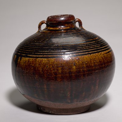 Dokumentasi “Ring Handled Bottle”; Sawankalok ware, Ban Ko Noi area Stoneware with carved decor under a dark brown glaze. Minneapolis Institute of Art.