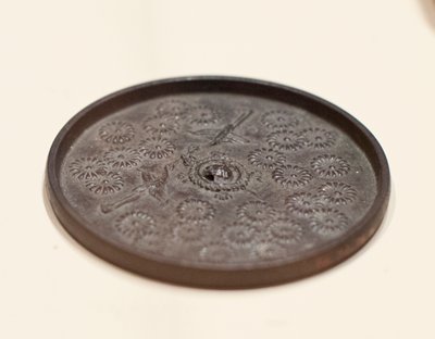 Dokumentasi “Round mirror with flying cranes surrounded by chrysanthemums”; Bronze. Minneapolis Institute of Art.