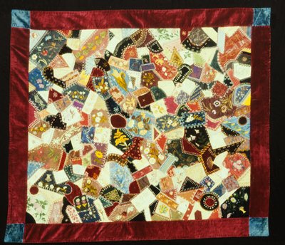 Dokumentasi “Crazy Quilt”; Silk, pieced and embroidered, quilted. Minneapolis Institute of Art.