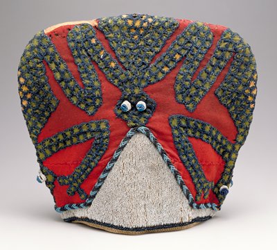 Dokumentasi “Beaded Cap”; Wool, raffia and glass beads. Minneapolis Institute of Art.