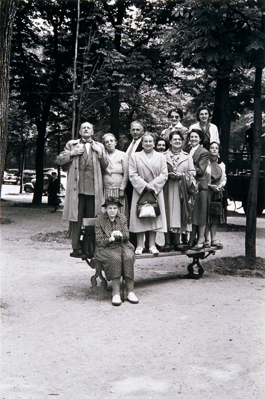 Parade Group, Paris, Elliott Erwitt, 1951 (printed 1977)