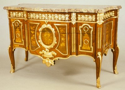 Dokumentasi “Commode”; Kingwood marquetry, marble, gilt bronze. Minneapolis Institute of Art.