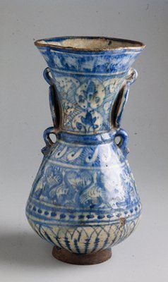 Dokumentasi “Footed Vase with Applied Ring Handles”; Earthenware, underglaze cobalt blue. Minneapolis Institute of Art.