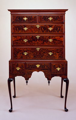 Dokumentasi “High Chest of Drawers”; Burl maple veneer, walnut herrringbone inlay, maple, white pine, and brass (handles). Minneapolis Institute of Art.