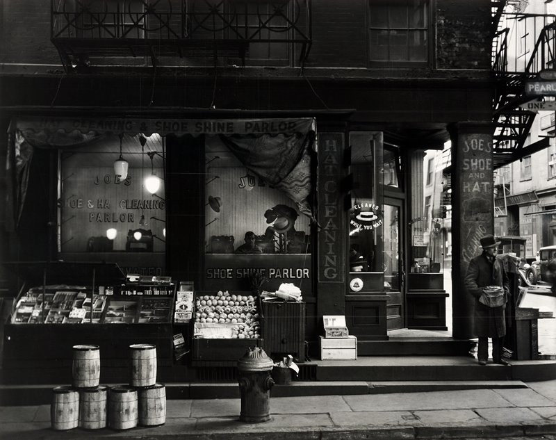 Shoeshine Parlor, Berenice Abbott, 1913–82