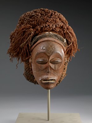 Dokumentasi “Mask”; Wood, vegetable fiber, glass beads, metal. Minneapolis Institute of Art.