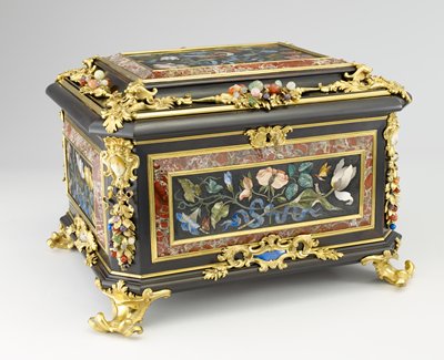 Dokumentasi “Casket”; Ebony and oak, slate inlaid with pietre dure (lapis lazuli, agate, jasper, chalcedony, marble and other harstones) and gilded bronze mounts with semiprecious stones. Minneapolis Institute of Art.
