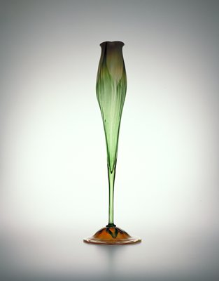 Dokumentasi “Floriform vase”; Blown iridescent glass. Minneapolis Institute of Art.
