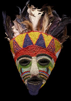 Dokumentasi “Mask”; Glass beads, feathers, raffia, cloth, animal skin. Minneapolis Institute of Art.