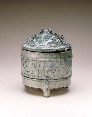 Dokumentasi “Lian (cosmetic container)”; Earthenware with molded decor under green glaze. Minneapolis Institute of Art.