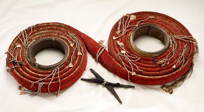 Dokumentasi “Feather Currency (tevau)”; Vegetable fiber, feathers, bark, shell, seed pods, wood, pig tail. Minneapolis Institute of Art.
