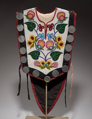 Dokumentasi “Cape”; Cotton, glass beads, fur, metal, mirrors. Minneapolis Institute of Art.
