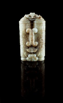 Dokumentasi “Champion's Vase (Ying-hsiung)”; Pale gray-green nephrite. Minneapolis Institute of Art.