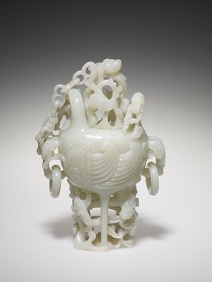 Dokumentasi “Covered Vase”; White jadeite. Minneapolis Institute of Art.