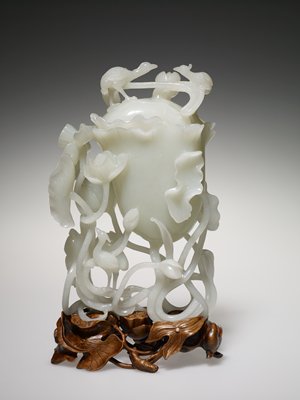 Dokumentasi “Covered Vase”; White jadeite. Minneapolis Institute of Art.