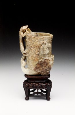 Dokumentasi “Rhyton”; Grayish white nephrite with brown markings. Minneapolis Institute of Art.