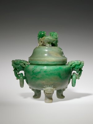Dokumentasi “Covered Tripod”; Light green jadeite with white and green markings. Minneapolis Institute of Art.