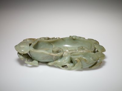 Dokumentasi “Brush Washer”; Pale green nephrite with brown markings. Minneapolis Institute of Art.