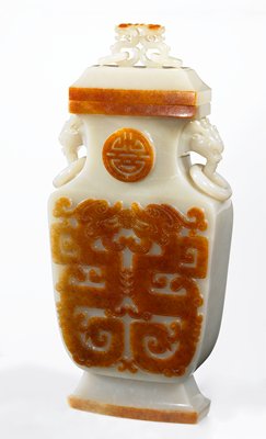 Dokumentasi “Covered Vase”; White and brown jade in vertical strata. Minneapolis Institute of Art.