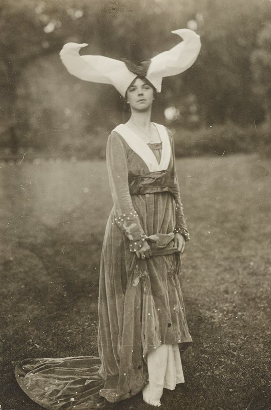 Mrs. Dwight K. Yerxa as Queen Isabella in the Pageant Torchbearer, Minneapolis, Джесси Тарбокс Билс, 1918
