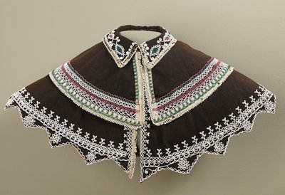 Dokumentasi “Cape”; Cotton, silk, beads. Minneapolis Institute of Art.